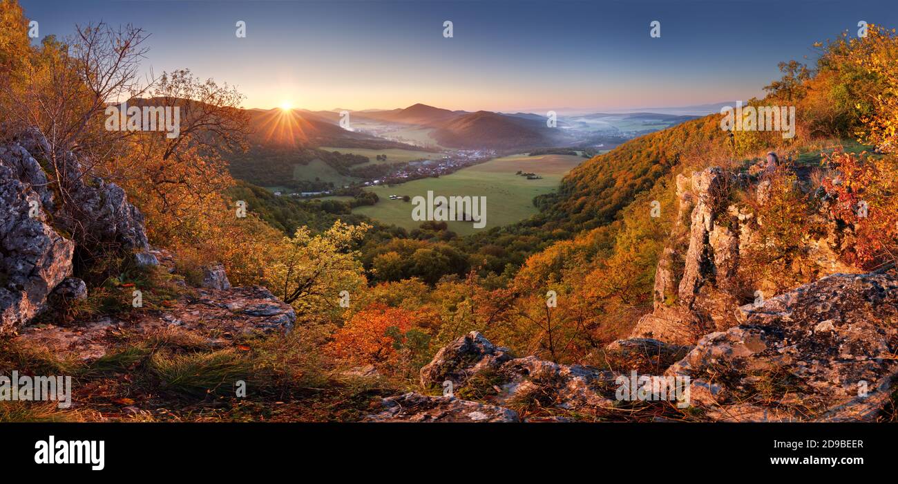 Herbst Bergpanorama mit goldenem Wald und Dorf in der Slowakei Stockfoto