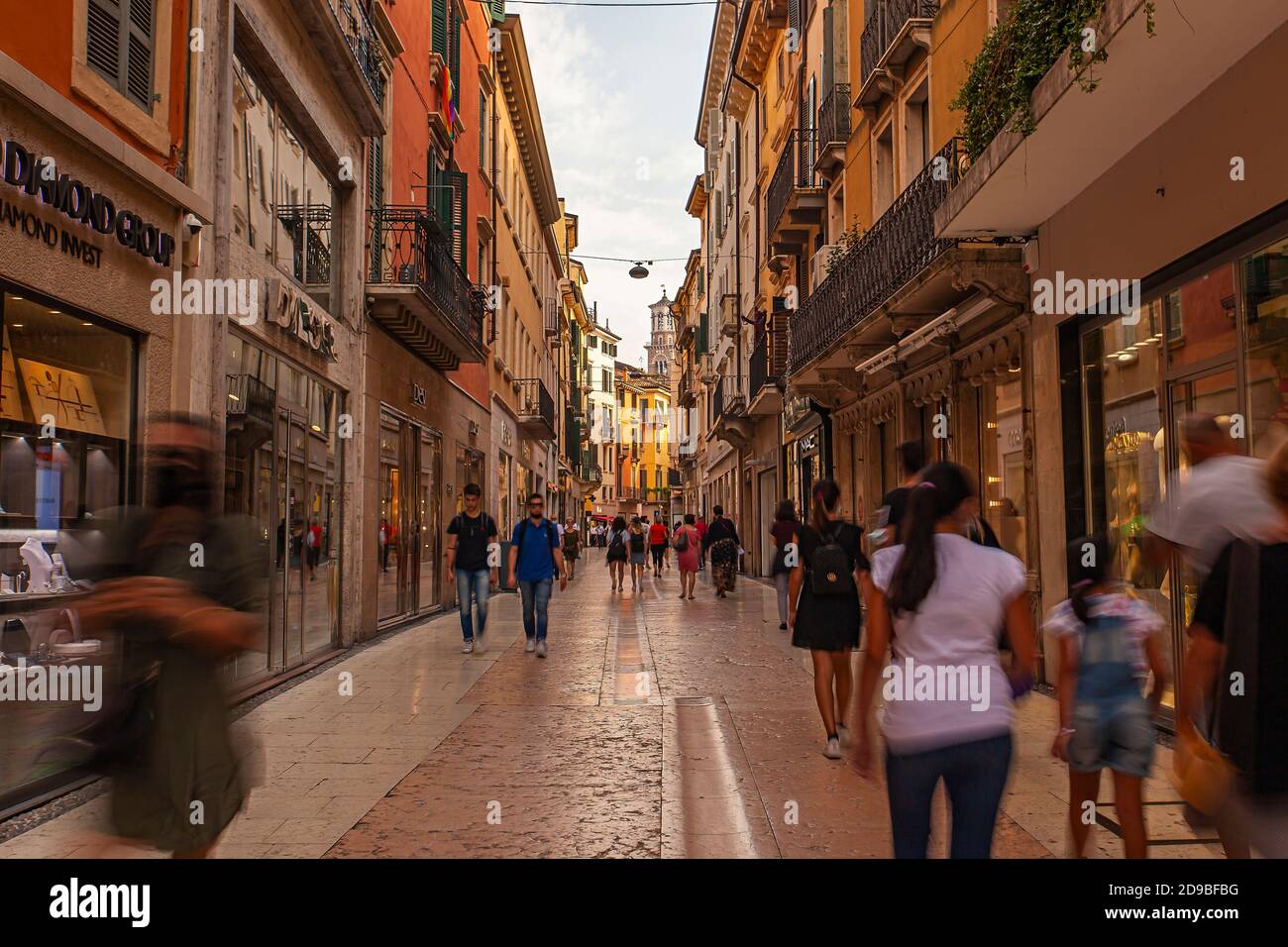 VERONA, ITALIEN 10. SEPTEMBER 2020: Blick auf die Mazzini Straße in Verona in Italien Stockfoto