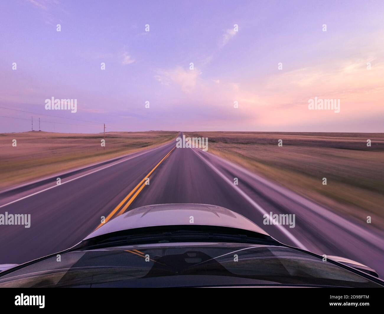 Auto fährt auf einer Straße mit Geschwindigkeit, USA Stockfoto