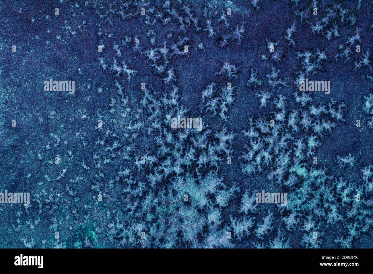 Abstrakte Kunst Hintergrund marine blau und demin Farben. Aquarellmalerei auf Leinwand mit Flecken und Farbverlauf. Fragment von Stahlkunstwerken auf Papier mit pa Stockfoto