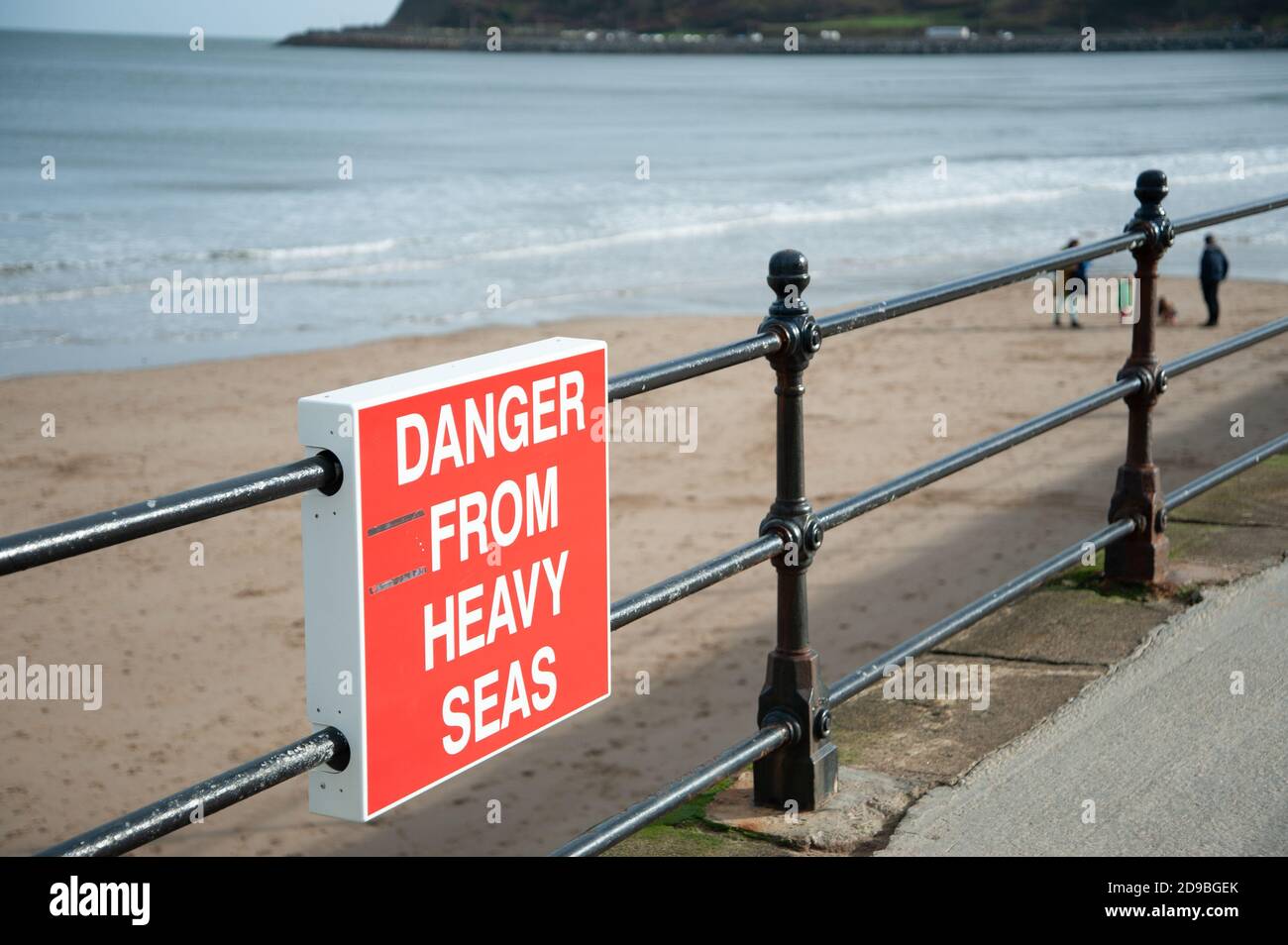 Schild „Danger from Heavy Seas“ in Scarborough North Bay, Yorkshire, England Stockfoto