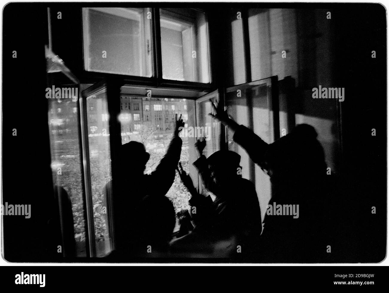 Tschechoslowakei Samtene Revolution Prag November 1989 gescannt 2020 Debcek kehrt nach Prag zurück Wikipedia: Die Samtene Revolution (tschechisch: Sametová revolutionce) oder sanfte Revolution (slowakisch: nežná revolúcia) war ein gewaltloser Machtwechsel in der damaligen Tschechoslowakei, der vom 17. November bis zum 29. Dezember 1989 stattfand. Zu den Volksdemonstrationen gegen die Einparteienregierung der Kommunistischen Partei der Tschechoslowakei gehörten Studenten und ältere Dissidenten. Das Ergebnis war das Ende von 41 Jahren Einparteienherrschaft in der Tschechoslowakei, und die anschließende Demontage der Kommandowirtschaft und Umwandlung t Stockfoto