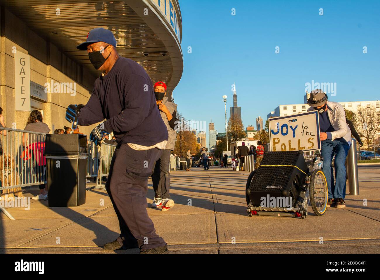 3. November 2020, Chicago, IL, USA: Ein Wähler tanzt in Chicago im United Center mit Evan Hoffman, einem Tanzlehrer, als Teil der Freude an den Umfragen, einer überparteilichen Bewegung. (Bild: © Dominic Gwinn/ZUMA Wire) Stockfoto