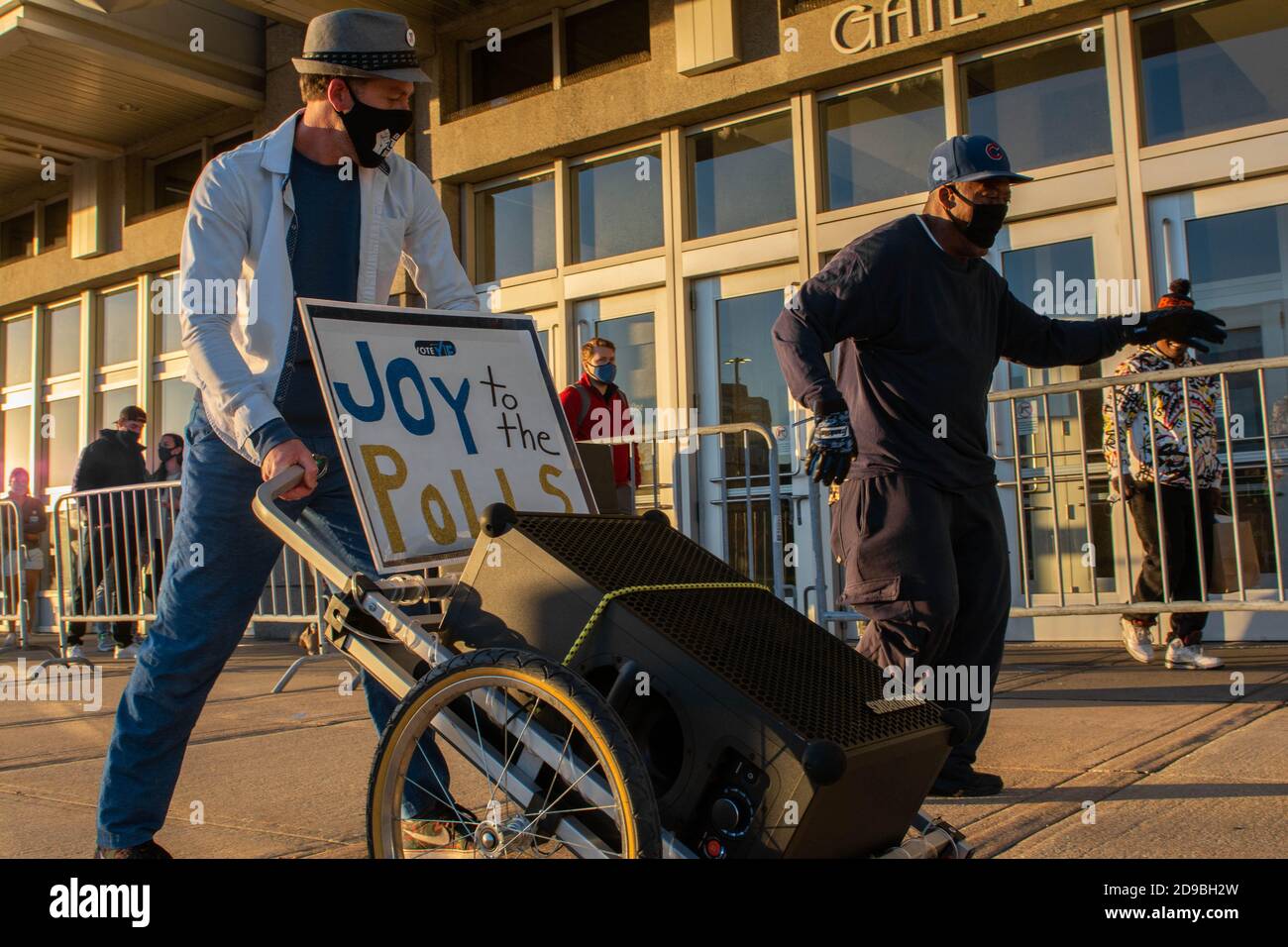 3. November 2020, Chicago, IL, USA: Ein Wähler tanzt in Chicago im United Center mit Evan Hoffman, einem Tanzlehrer, als Teil der Freude an den Umfragen, einer überparteilichen Bewegung, die die Belästigung der Wähler bekämpft. (Bild: © Dominic Gwinn/ZUMA Wire) Stockfoto