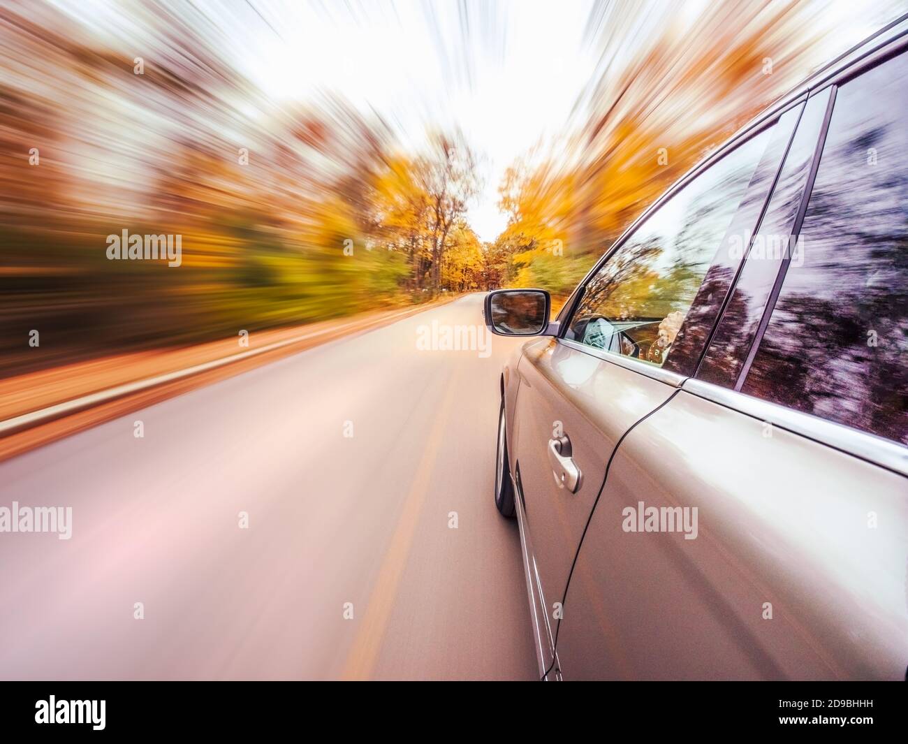 Speeding Car Fahren entlang einer Herbststraße, USA Stockfoto