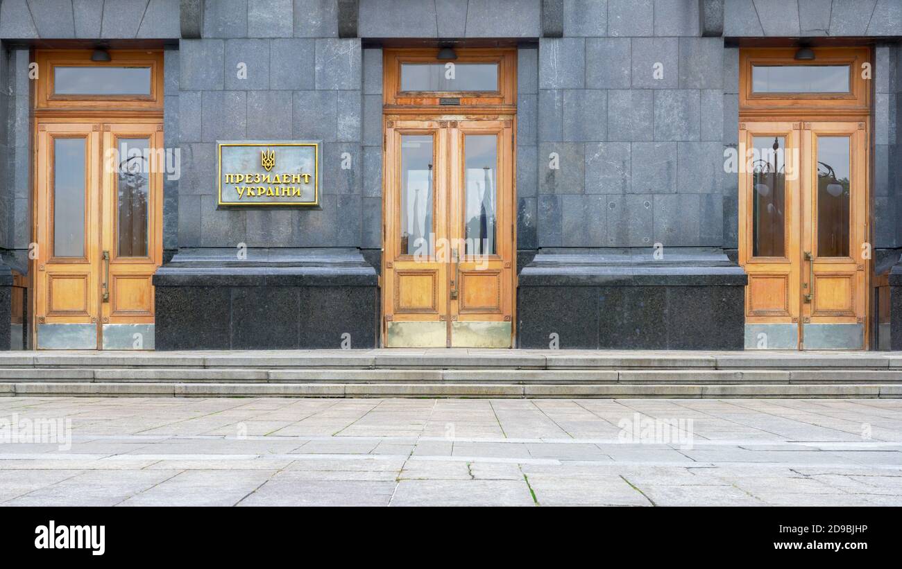 Haupteingang zur Verwaltung des Präsidenten der Ukraine, Türen, Fassade und Platte mit einer Inschrift in der Ukraine - Präsident der Ukraine Stockfoto