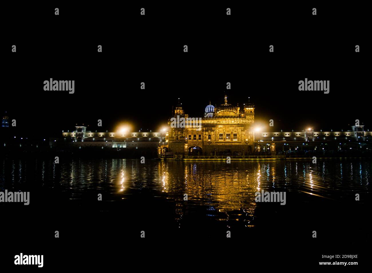 Nachtansicht der Harmindar Sahib, auch bekannt als Golden Temple Amritsar. Religiöser Ort der Sikhs. Sikh gurdwara Stockfoto