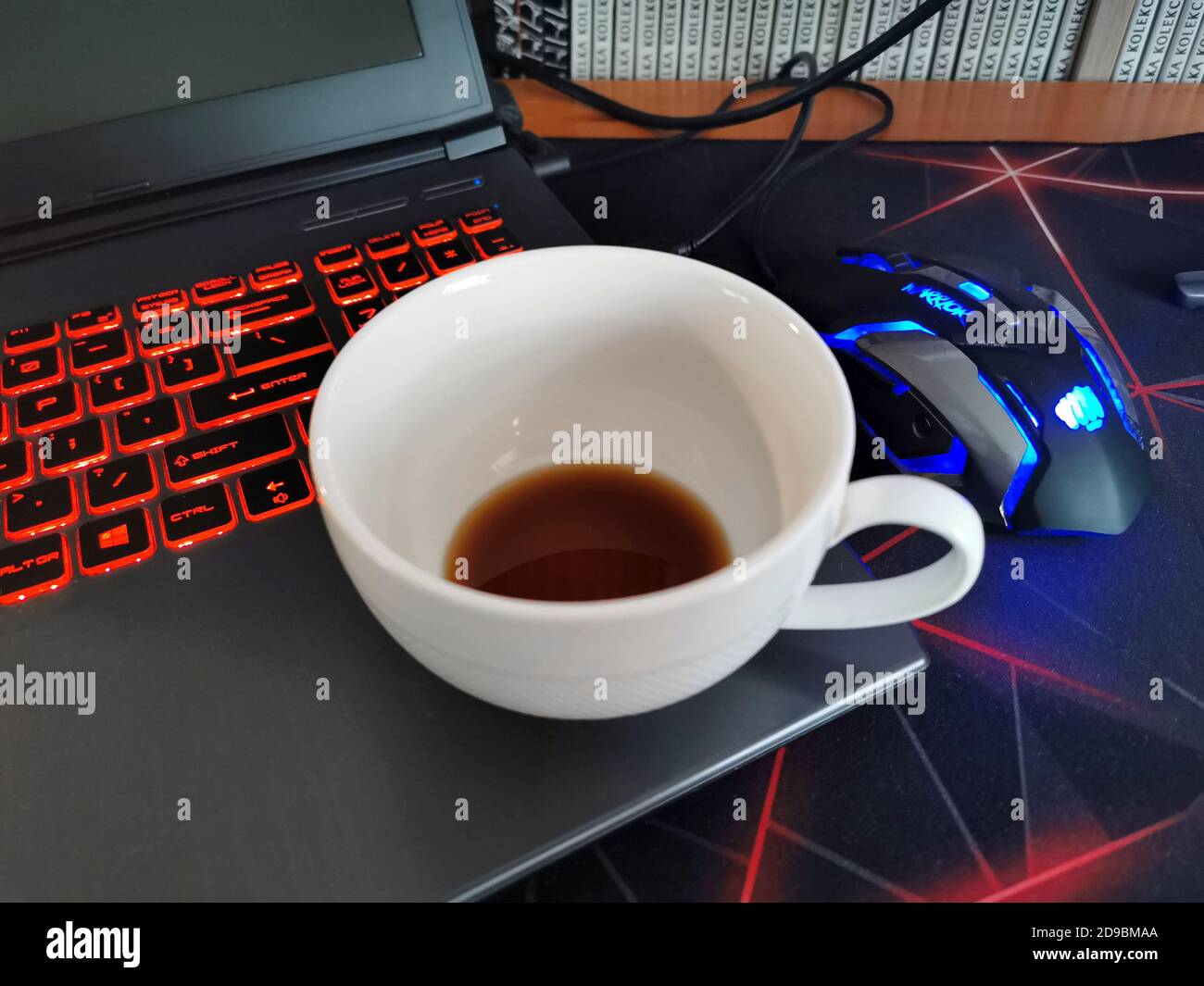 Trank Kaffee in einer weißen Tasse am Computer bei der Arbeit. Stockfoto