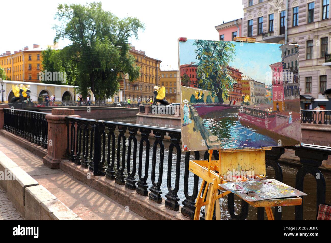 Farbenfrohe und schöne Aquarellmalerei im Gange in der Straße am Kanal in Sankt Petersburg, Russland. Stockfoto