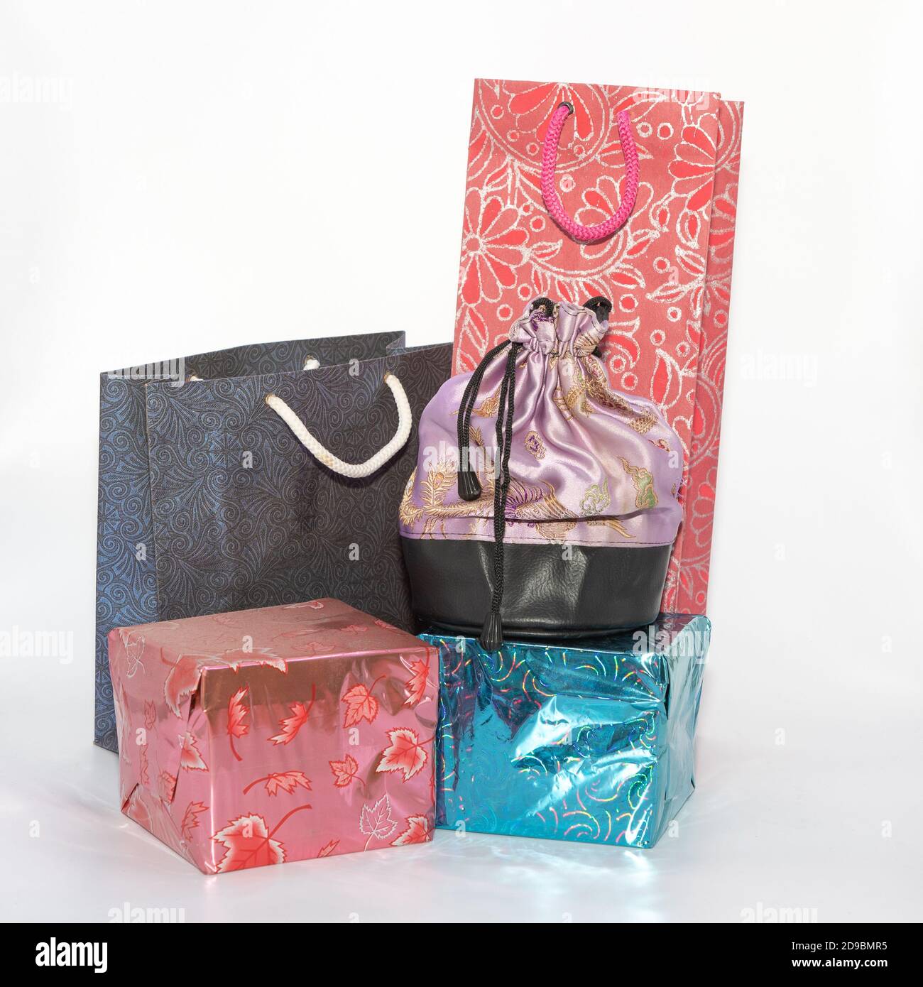 Bunte Papiertaschen und Geschenkboxen und Beutel Stockfoto