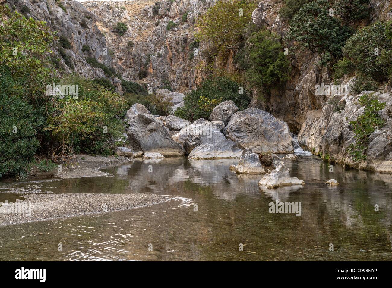 Der Fluss Megalopotamos in der Schlucht von Preveli, Kreta, Griechenland, Europa Megalopotamos River at the Preveli Gorge, Crete, Greece, Europe Stockfoto