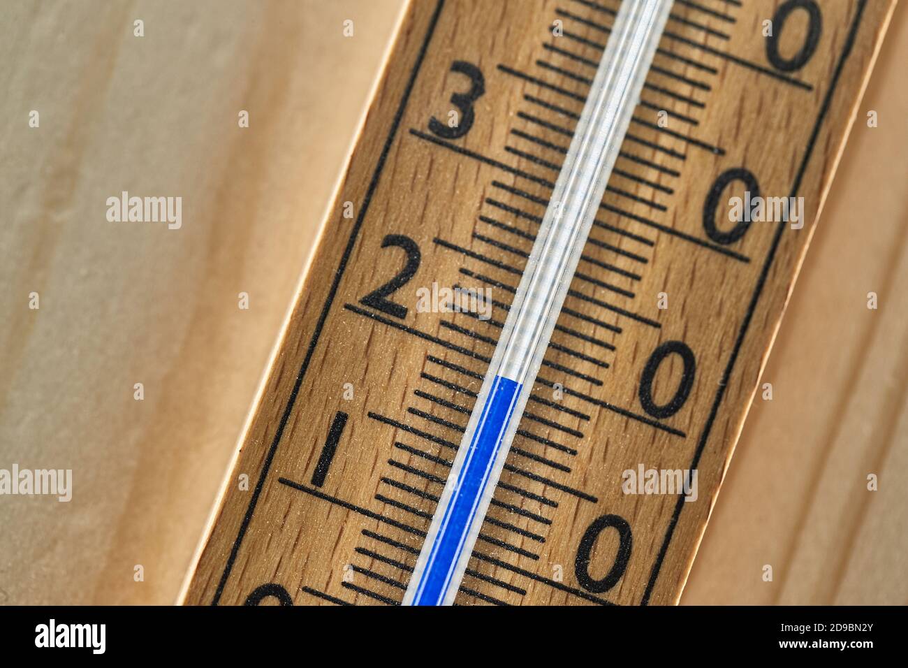 Thermometer an der Außenwand mit 19 Grad Stockfoto