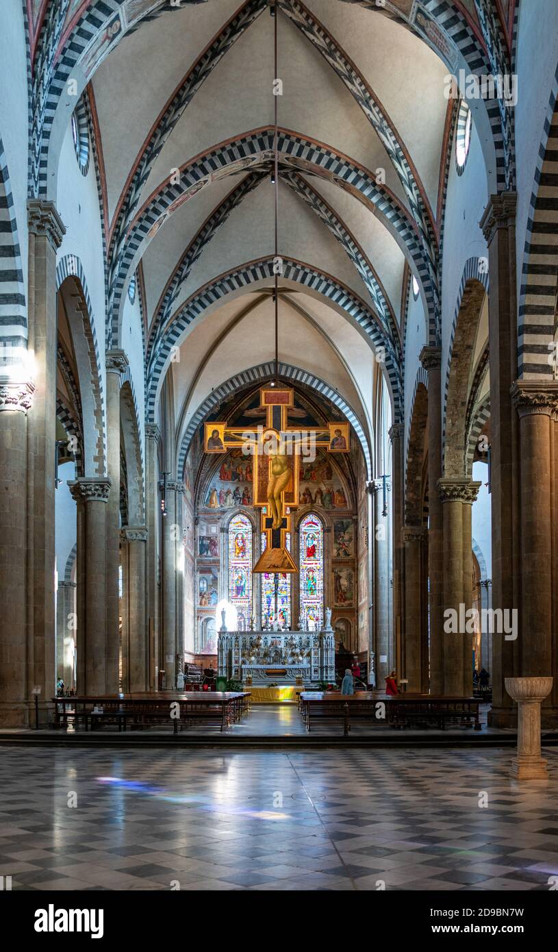 Florenz, Italien - 13. Februar 2019: Hauptschiff der Basilika Santa Maria Novella, das wwoden Kruzifix von Giotto Stockfoto