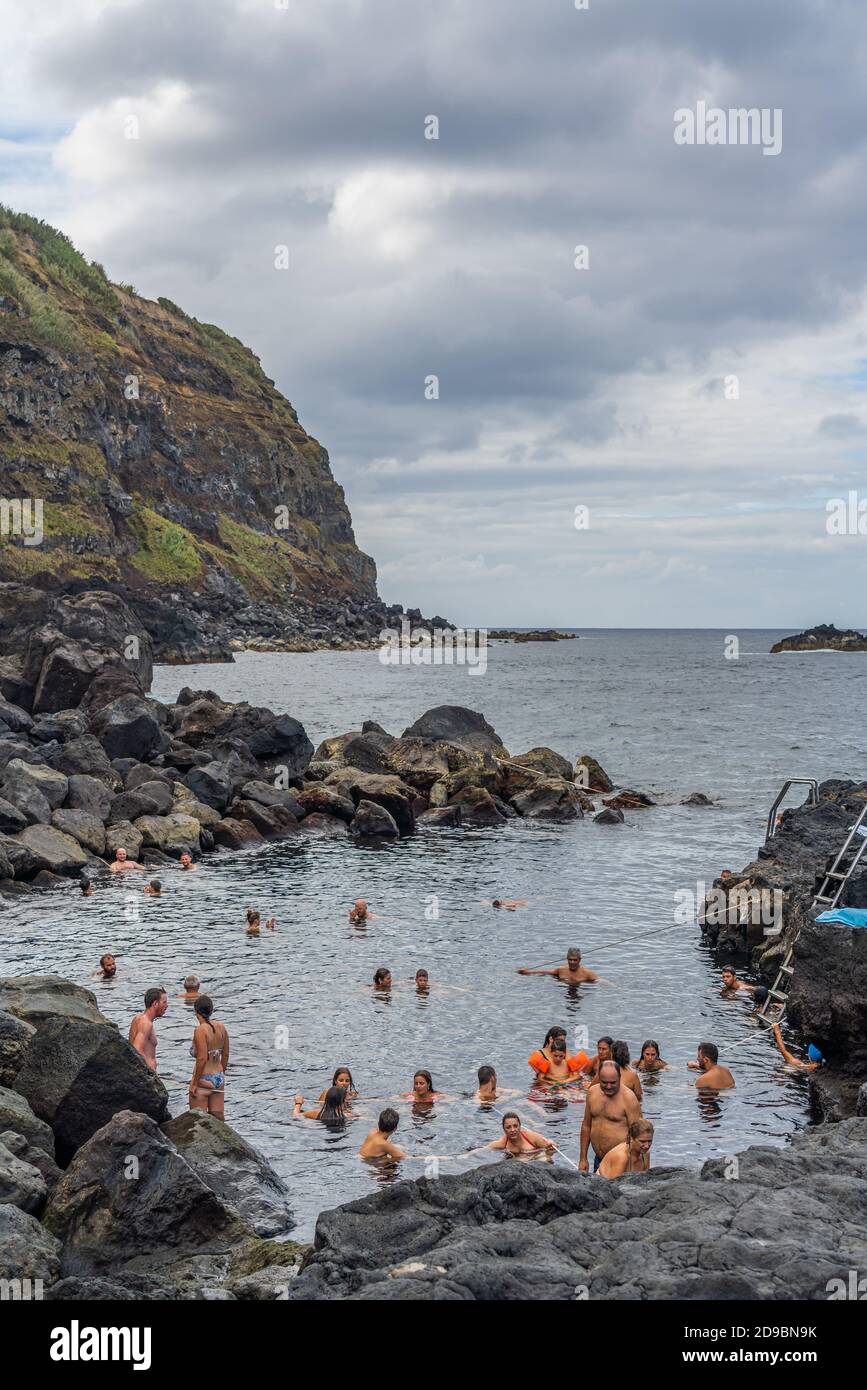 SAO MIGUEL, 29. AUGUST 2020: Natürliches vulkanisches Gestein in der Nähe von Ponta da Ferraria, dem Ort, an dem sich heiße Quellen mit Meerwasser auf der Azoren von Sao Miguel vermischen Stockfoto