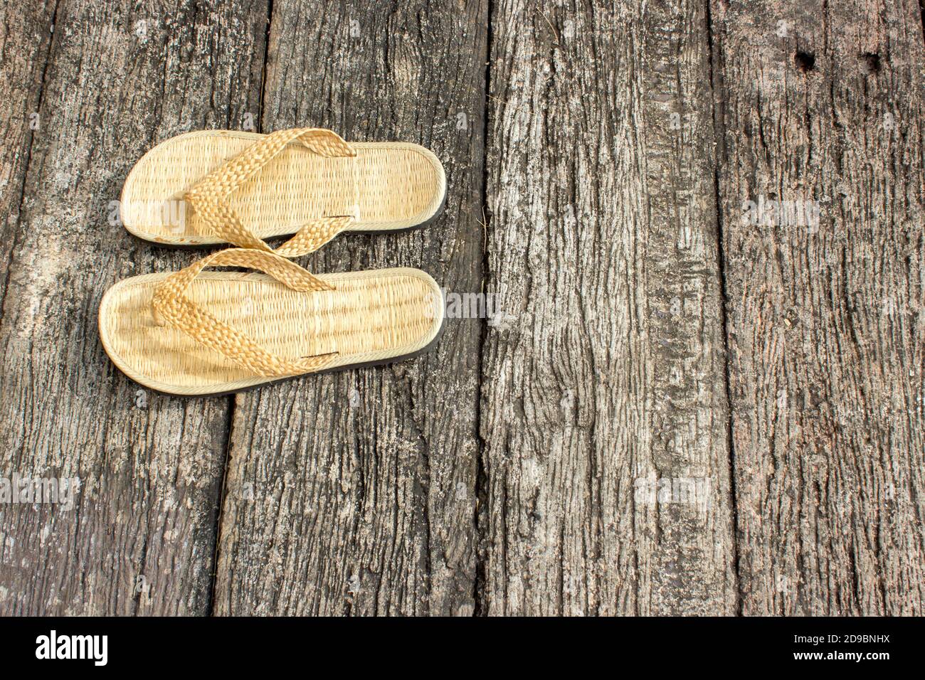 Schuhgewebe, vor dem Hotelzimmer auf der alten Holzstruktur. Stockfoto