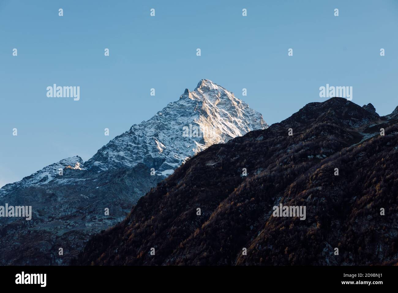 Felsige Berge mit Abendlicht und Silhouette des Berges Stockfoto