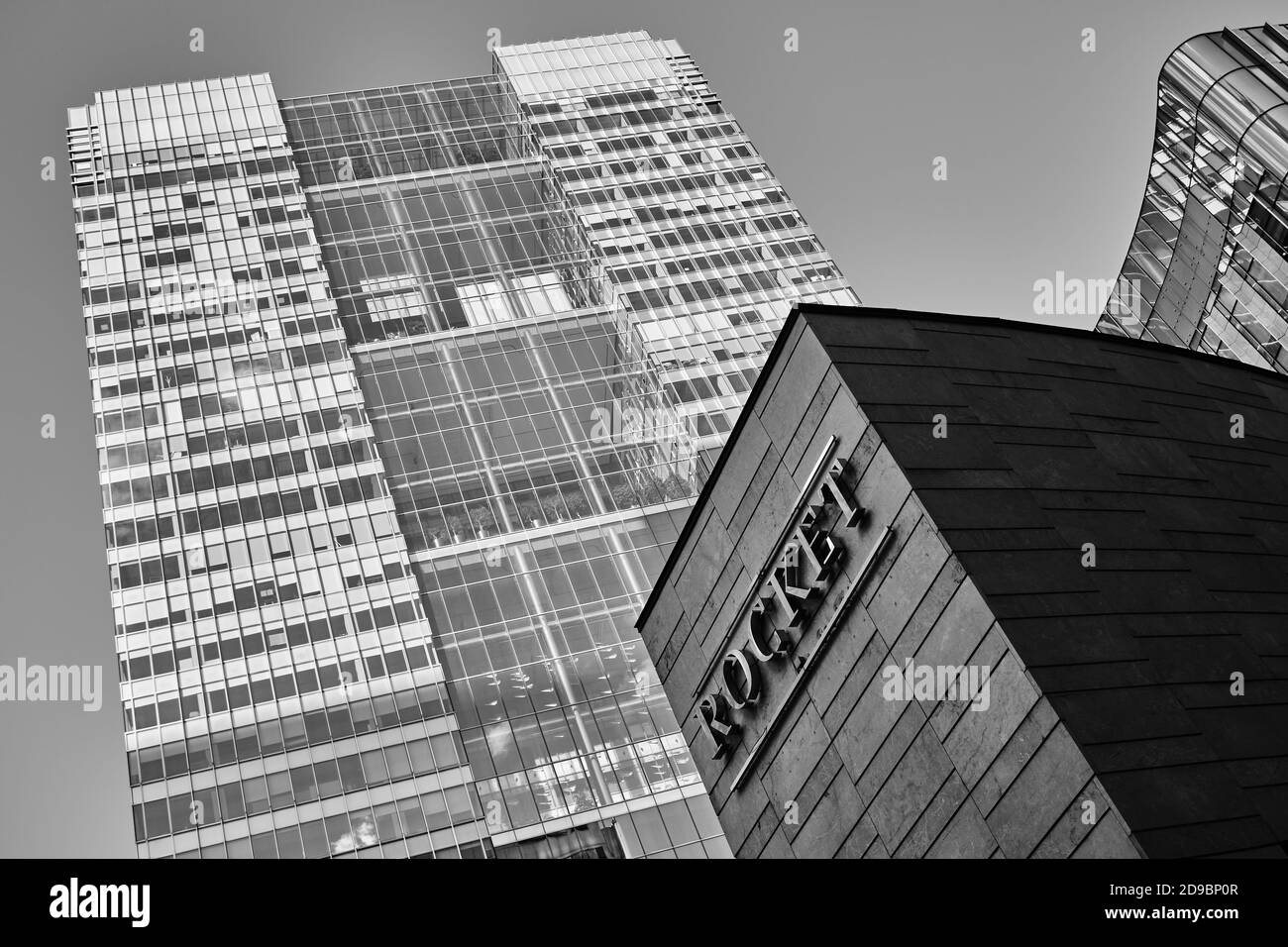 Rocket Bar und Restaurant mit Churchill Place Tower, schwarz-weiß, Canary Wharf, London, Großbritannien, 4. November 2020 Stockfoto