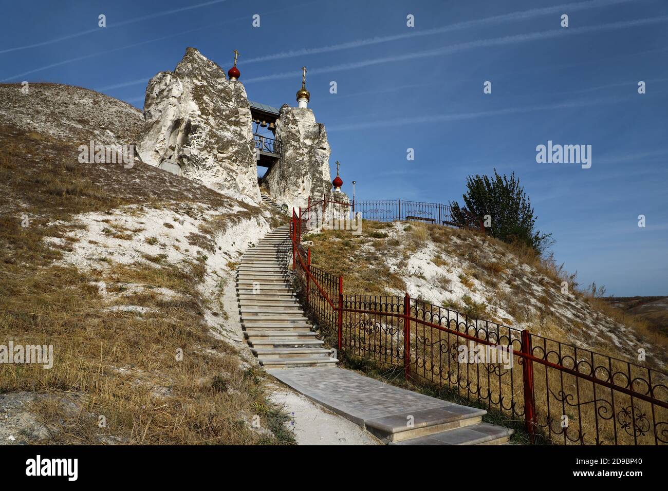 Schöne orthodoxe Kirche in weißem Kalkstein mit rotem Zaun escavated. Teil des UNESCO-Weltkulturerbes. Stockfoto