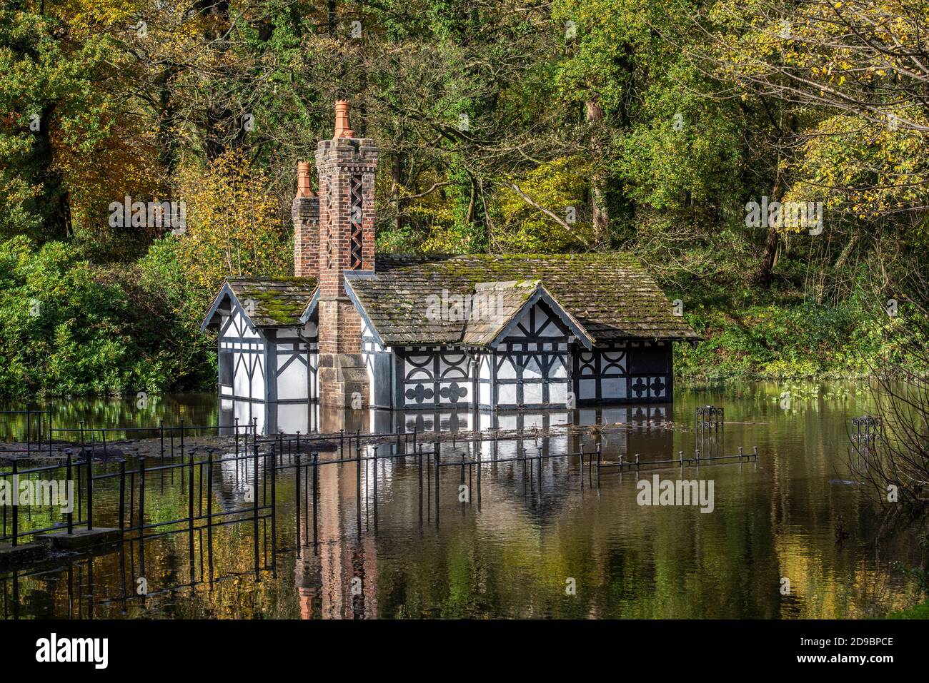 Ackhurst Lodge in Astley Park, Chorley, Lancashire zeigt Überschwemmungen rund um das denkmalgeschützte Gebäude. Die Lodge, die zu Astley Hall, CH gehört Stockfoto