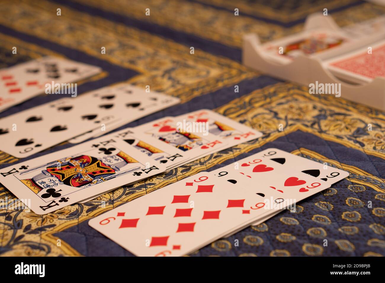 Rummy zu Hause spielen Stockfoto