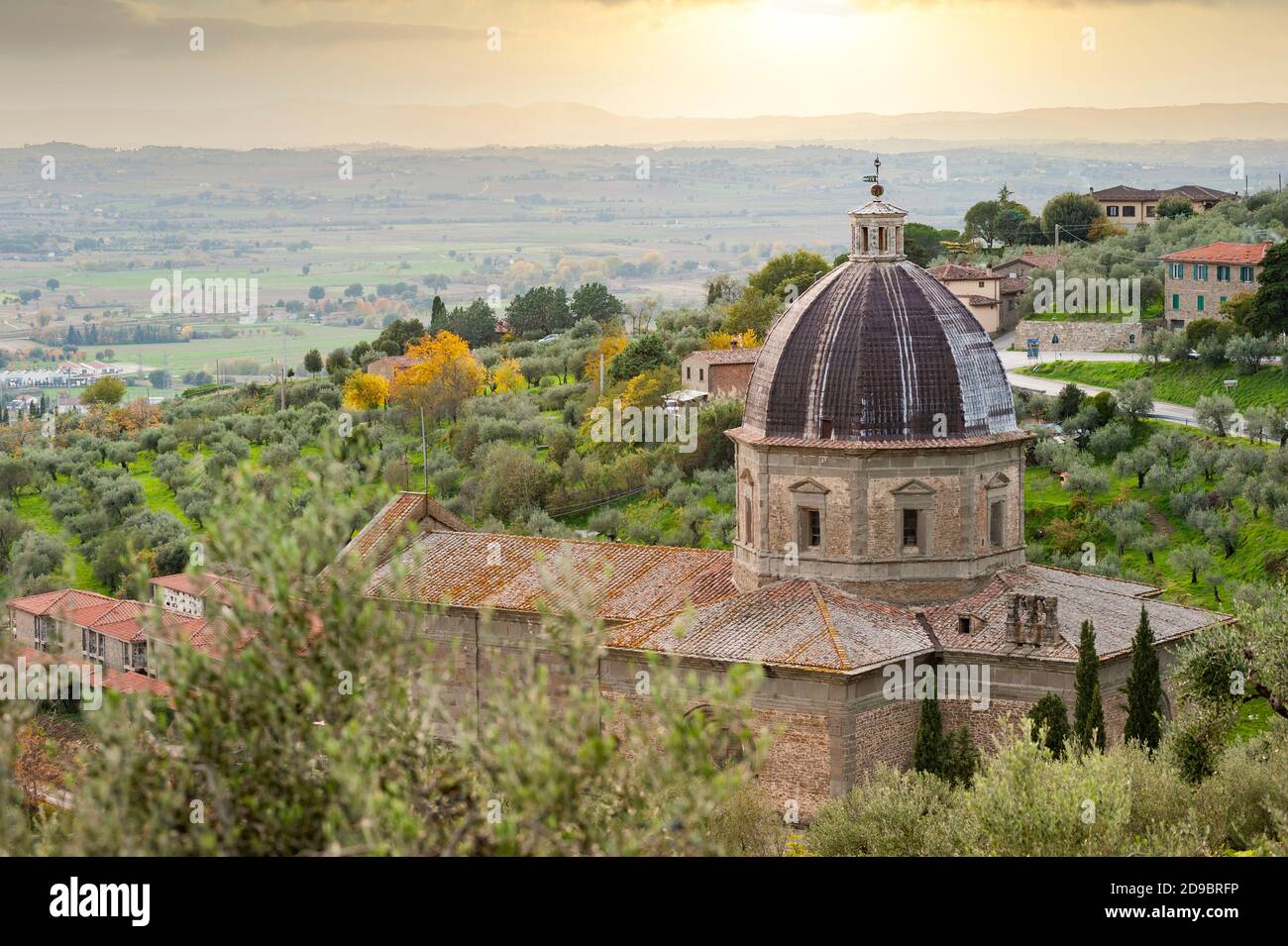 Cortona, Arezzo, Italien - 2020., 29. Oktober: Kirche Santa Maria delle Grazie al Calcinaio. Toskanische Herbstlandschaft. Stockfoto