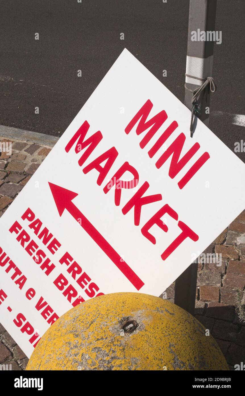 Zweisprachig (Italienisch und Englisch) Mini Market Schild auf der Straße, Italien Stockfoto