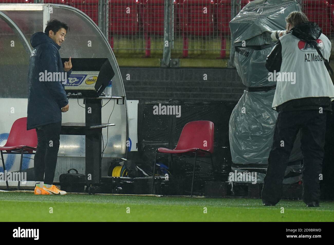 ALKMAAR, NIEDERLANDE - NOVEMBER 01: Yukinari Sugawara von AZ poseert voor de VAR-Monitor während des eredivisie-Spiels zwischen AZ und RKC Waalwijk im AFAS-Stadion am 01. November 2020 in Alkmaar, Niederlande (Foto: Henk SeppenOrange Pictures) Stockfoto