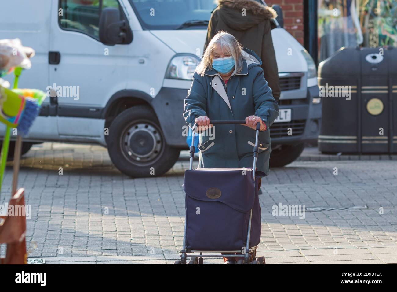London, Großbritannien - 3. November 2020 - EINE ältere weiße Frau mit Gesichtsmaske beim Einkaufen auf dem Walthamstow Markt Stockfoto