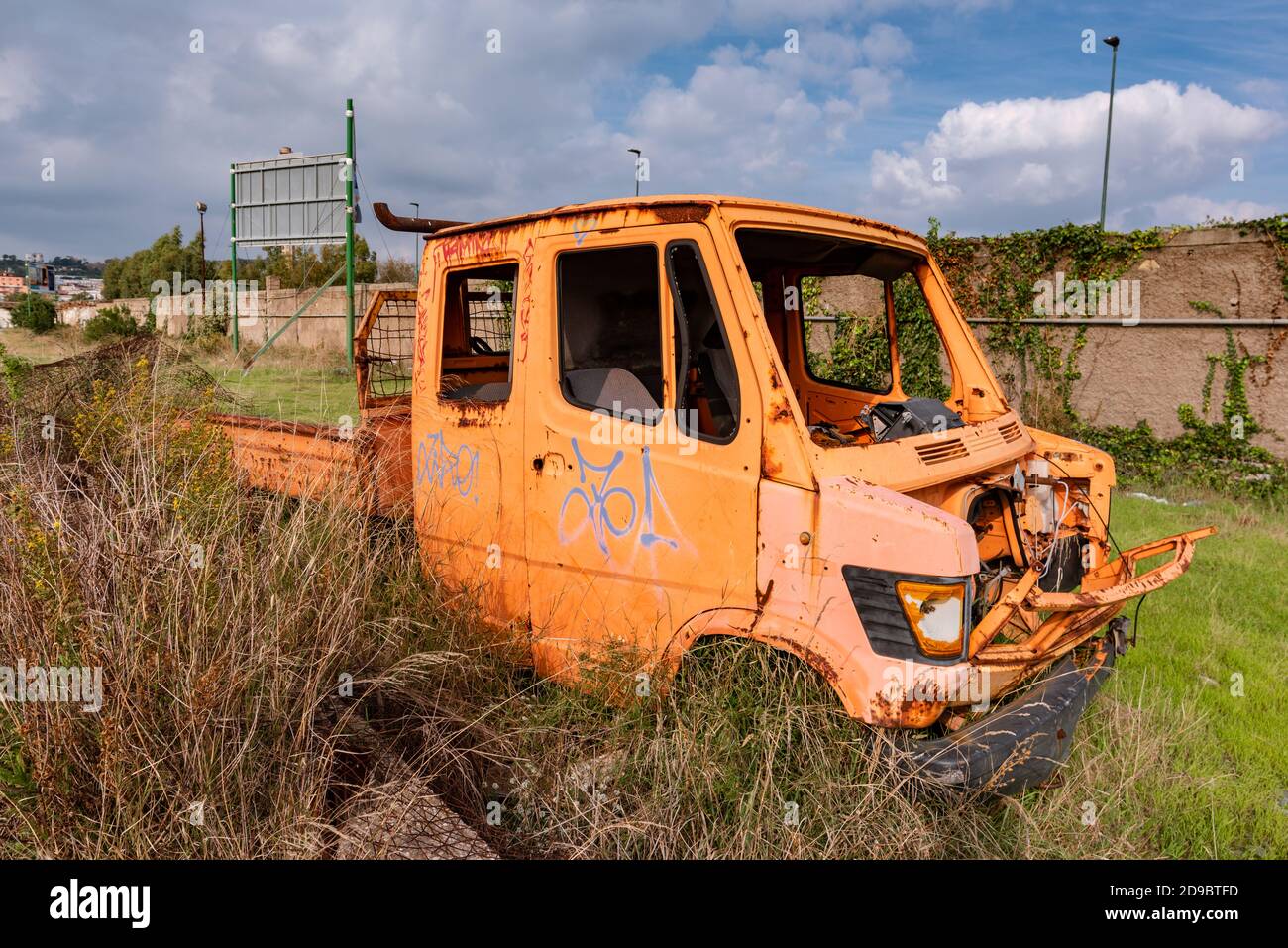 Arenile di Bagnoli, Neapel. Ex - Italsider Industriegebiet, heute verlassen - Mercedes Van Stockfoto