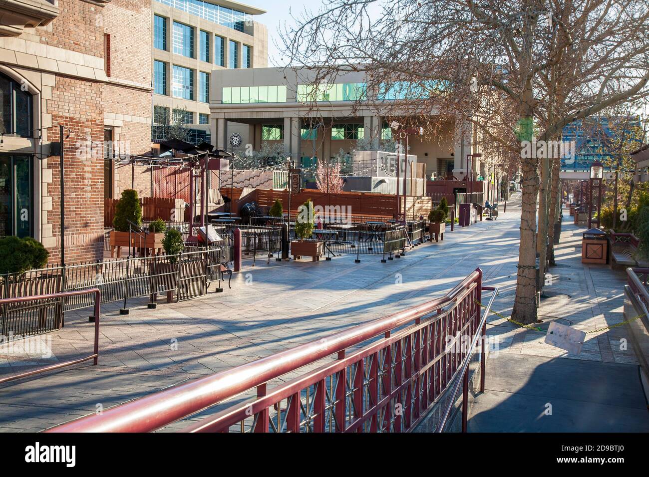 RENO, NEVADA - 1. APRIL 2020 - die normalerweise geschäftige "River Walk" Gegend in Downtown Reno ist unheimlich ruhig inmitten der COVID-19 Shutdown Stockfoto