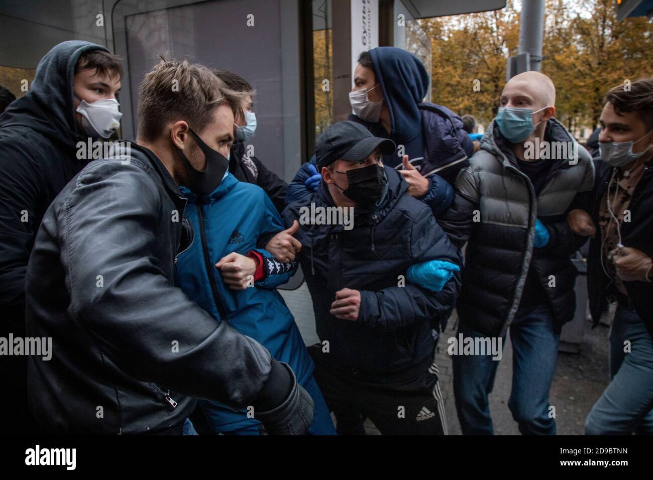 Moskau, Russland. 4. November 2020 Jugendliche, die Gesichtsmasken tragen, um die Ausbreitung des Coronavirus einzudämmen, nehmen am Tag der Nationalen Einheit in Moskau, Russland, an einer Kundgebung Teil, die von Nationalisten und Aktivisten rechtsextremen politischen Gruppen organisiert wird Stockfoto