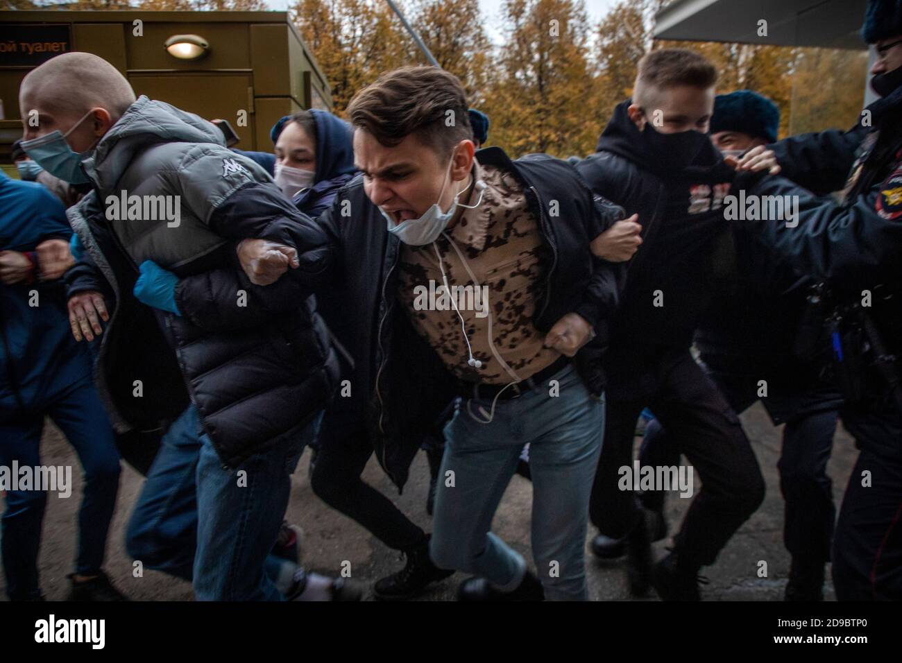 Moskau, Russland. 4. November 2020 Jugendliche, die Gesichtsmasken tragen, um die Ausbreitung des Coronavirus einzudämmen, nehmen am Tag der Nationalen Einheit in Moskau, Russland, an einer Kundgebung Teil, die von Nationalisten und Aktivisten rechtsextremen politischen Gruppen organisiert wird Stockfoto