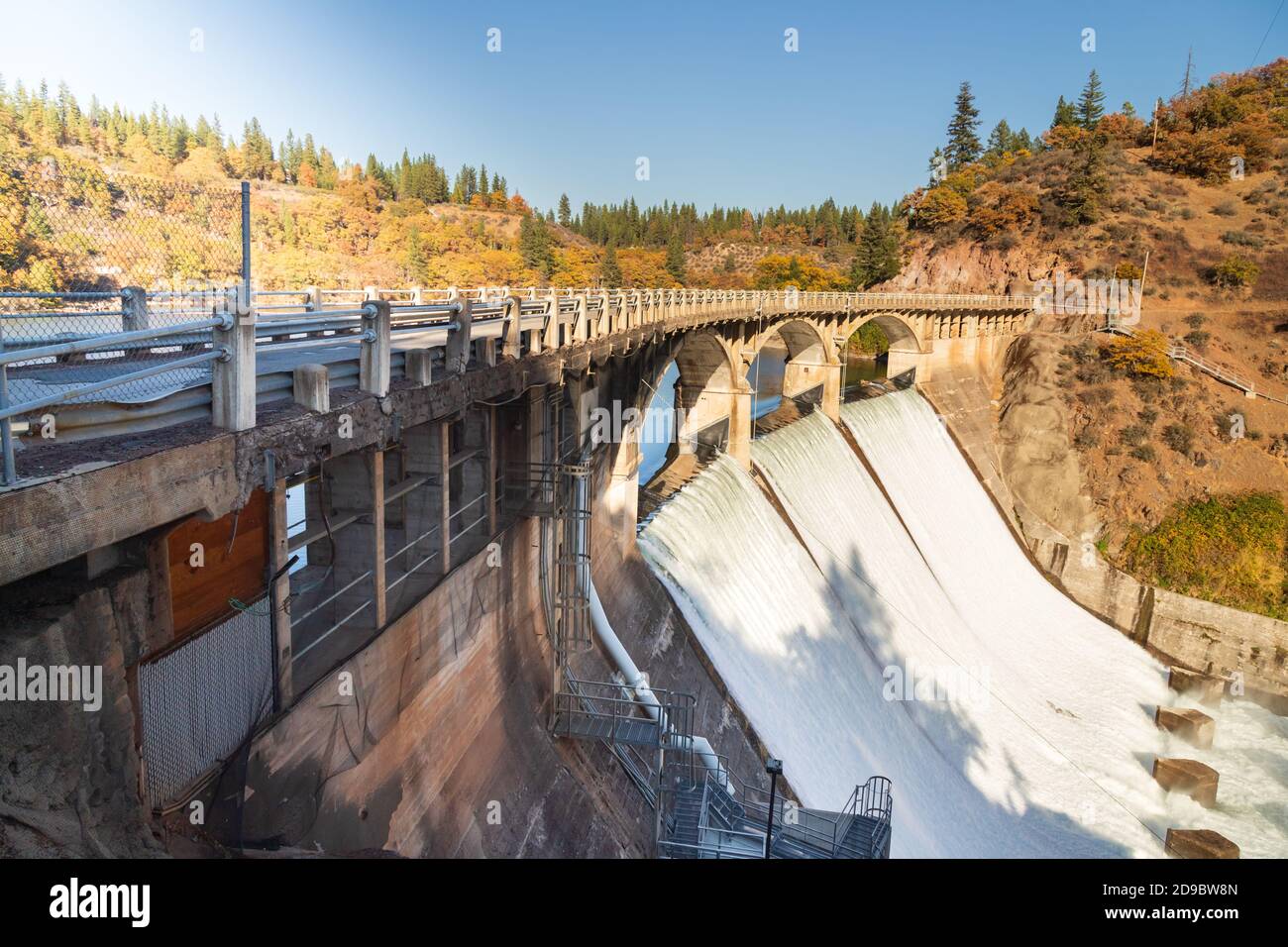 Abfluss am Pit 3 Dam/Bridge im Shasta County California, USA. Der Staudamm ist Teil des Projekts Pit River von Pacific Gas and Electric Company. Stockfoto