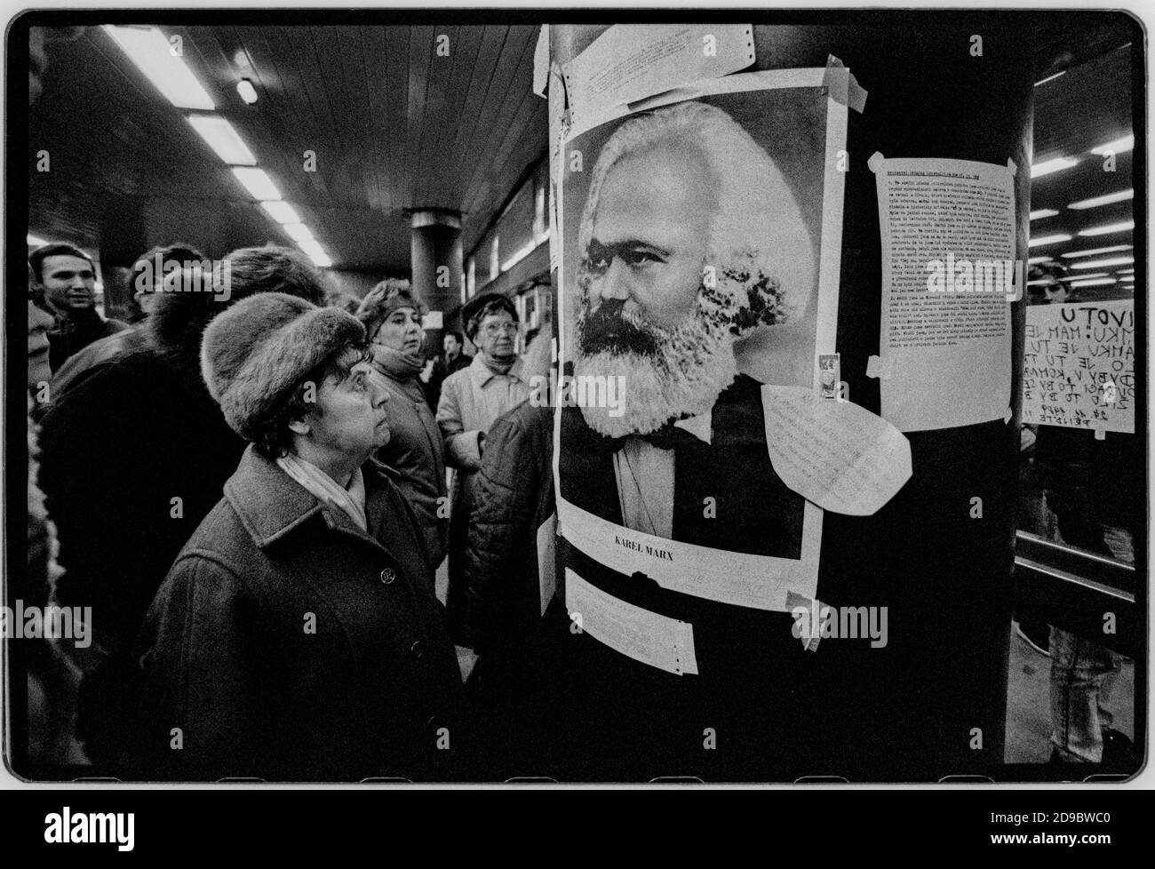 Tschechoslowakei Samtene Revolution Prag November 1989 gescannt in 2020 Einwohner Lesung Samizdat Plakate in Prag während der Samtenen Revolution. Wikipedia: Die Samtene Revolution (tschechisch: Sametová revolutionce) oder sanfte Revolution (slowakisch: nežná revolúcia) war ein gewaltfreier Machtwechsel in der damaligen Tschechoslowakei, der vom 17. November auf den 29. Dezember 1989 stattfand. Zu den Volksdemonstrationen gegen die Einparteienregierung der Kommunistischen Partei der Tschechoslowakei gehörten Studenten und ältere Dissidenten. Das Ergebnis war das Ende von 41 Jahren Einparteienherrschaft in der Tschechoslowakei, und die anschließende d Stockfoto