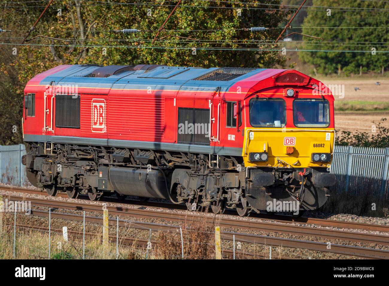 DB-Güterkraftlokomotive der Baureihe 66 Nummer 66082 in Winwick an der West Coast Main Line. Stockfoto