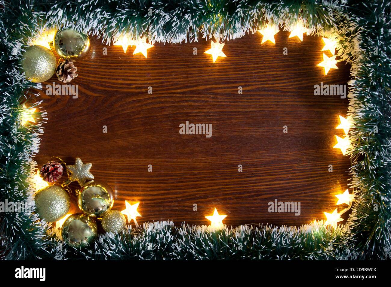Hintergrund für das neue Jahr. Girlande mit Lichtern und Weihnachtskugeln. Stockfoto
