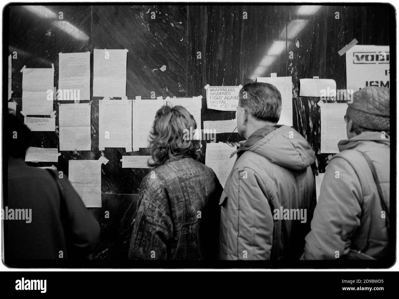 Tschechoslowakei Samtene Revolution Prag November 1989 gescannt in 2020 Einwohner Lesung Samizdat Plakate in Prag während der Samtenen Revolution. Wikipedia: Die Samtene Revolution (tschechisch: Sametová revolutionce) oder sanfte Revolution (slowakisch: nežná revolúcia) war ein gewaltfreier Machtwechsel in der damaligen Tschechoslowakei, der vom 17. November auf den 29. Dezember 1989 stattfand. Zu den Volksdemonstrationen gegen die Einparteienregierung der Kommunistischen Partei der Tschechoslowakei gehörten Studenten und ältere Dissidenten. Das Ergebnis war das Ende von 41 Jahren Einparteienherrschaft in der Tschechoslowakei, und die anschließende d Stockfoto