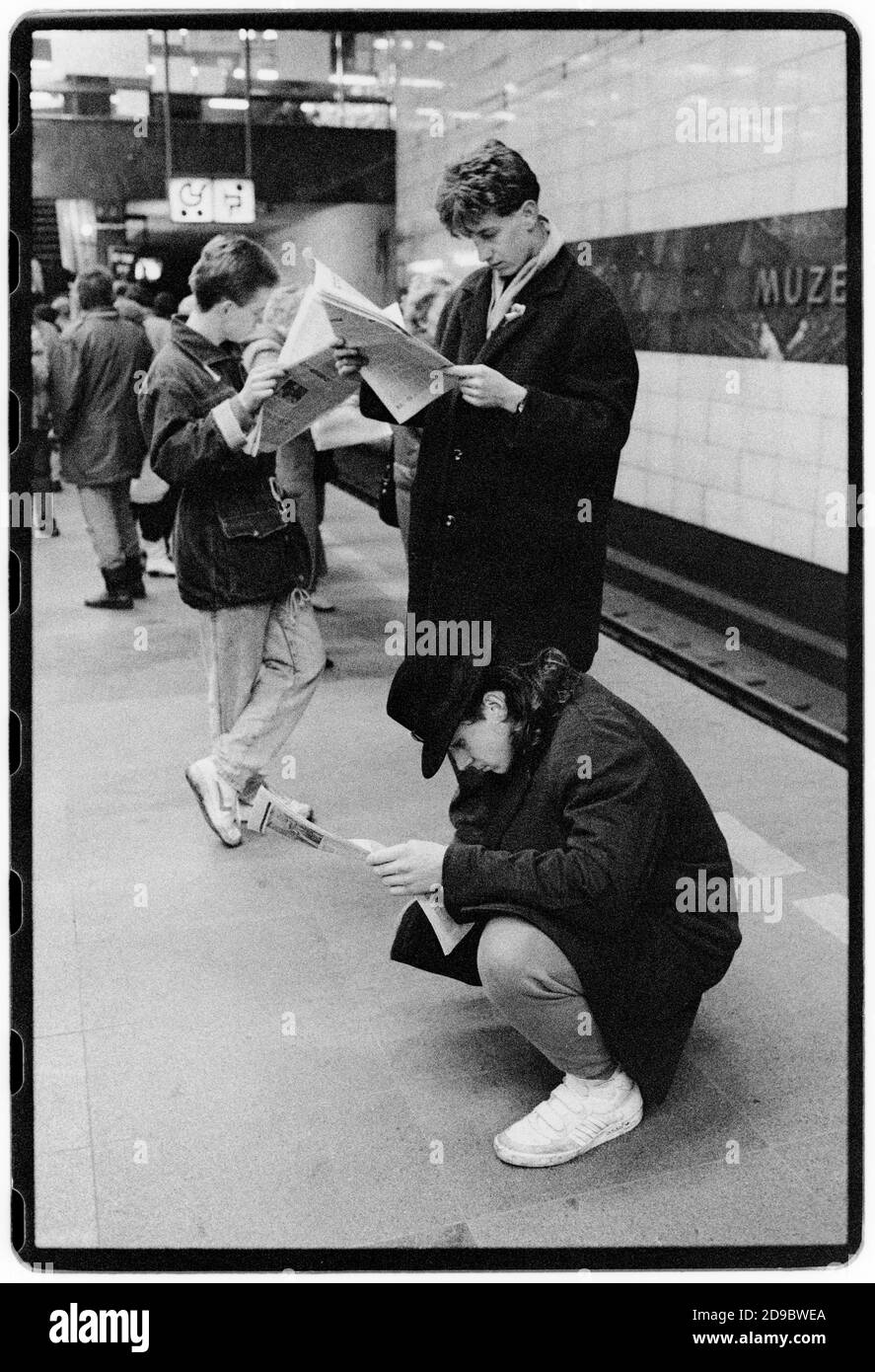 Tschechoslowakei Samtene Revolution Prag November 1989 gescannt in 2020 Einwohner Lesung Samizdat Plakate in Prag während der Samtenen Revolution. Wikipedia: Die Samtene Revolution (tschechisch: Sametová revolutionce) oder sanfte Revolution (slowakisch: nežná revolúcia) war ein gewaltfreier Machtwechsel in der damaligen Tschechoslowakei, der vom 17. November auf den 29. Dezember 1989 stattfand. Zu den Volksdemonstrationen gegen die Einparteienregierung der Kommunistischen Partei der Tschechoslowakei gehörten Studenten und ältere Dissidenten. Das Ergebnis war das Ende von 41 Jahren Einparteienherrschaft in der Tschechoslowakei, und die anschließende d Stockfoto