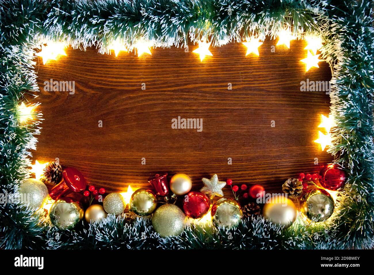 Weihnachten Hintergrund, ein Tisch mit Weihnachtsgirlande geschmückt.mit Neujahr und Weihnachten. Weihnachten rustikalen Hintergrund - altes Holz mit Lichtern und freien Text Stockfoto