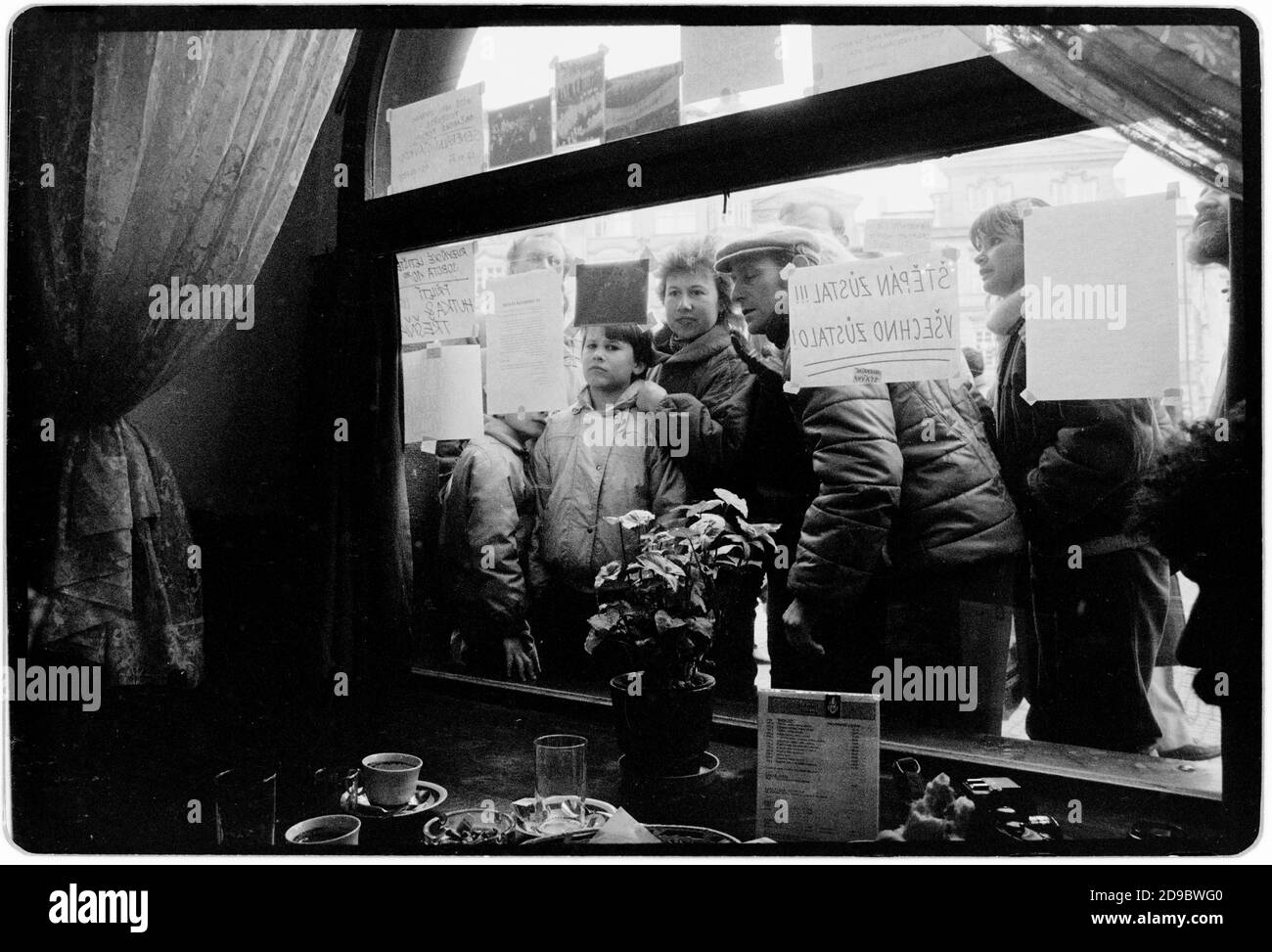 Tschechoslowakei Samtene Revolution Prag November 1989 gescannt in 2020 Einwohner Lesung Samizdat Plakate in Prag während der Samtenen Revolution. Wikipedia: Die Samtene Revolution (tschechisch: Sametová revolutionce) oder sanfte Revolution (slowakisch: nežná revolúcia) war ein gewaltfreier Machtwechsel in der damaligen Tschechoslowakei, der vom 17. November auf den 29. Dezember 1989 stattfand. Zu den Volksdemonstrationen gegen die Einparteienregierung der Kommunistischen Partei der Tschechoslowakei gehörten Studenten und ältere Dissidenten. Das Ergebnis war das Ende von 41 Jahren Einparteienherrschaft in der Tschechoslowakei, und die anschließende d Stockfoto