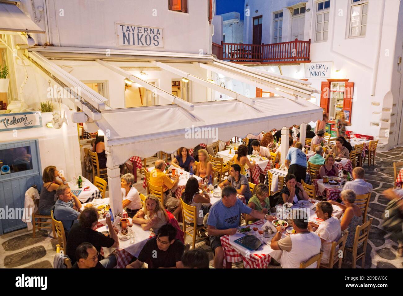 Touristen in einer Taverna in der Nacht, Chora, Mykonos Stadt, Mykonos, Kykladen Inseln, griechische Inseln, Griechenland, Europa Stockfoto