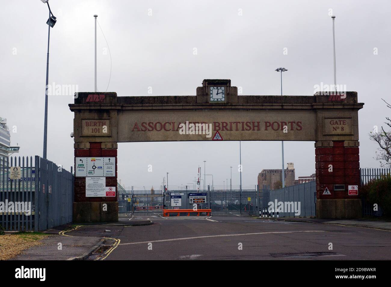 DOCK GATE NO 8 CITY OF SOUTHAMPTON (AUFGEFÜHRT) Stockfoto