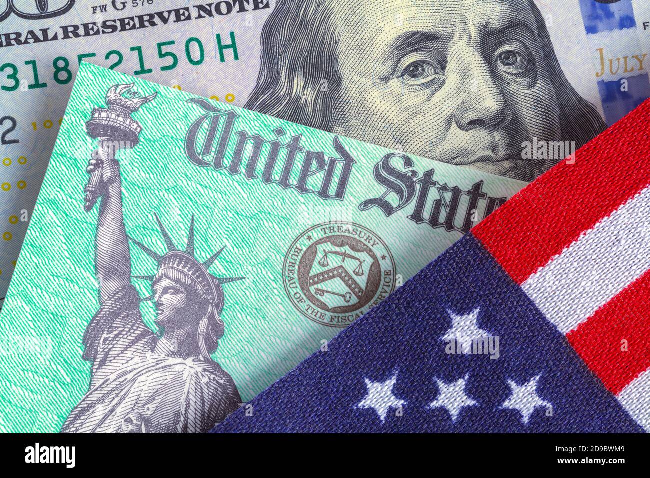 Unbanden Staaten Flagge mit Steuererklärung Scheck und hundert Dollar Rechnung. Stockfoto