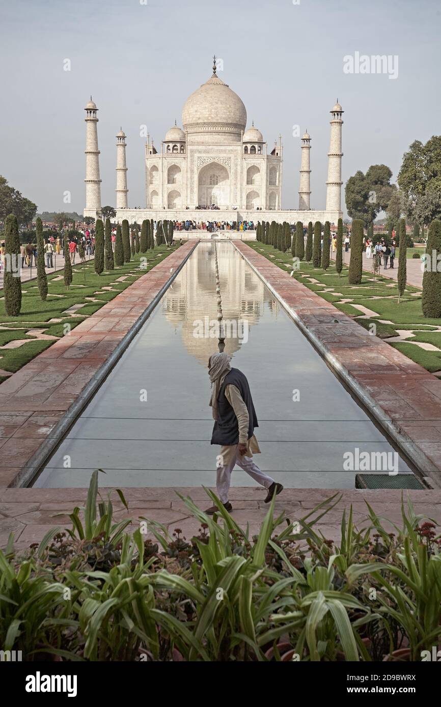 Agra, Indien, Januar 2009. Gesamtansicht des Taj Mahal vom Eingang. Stockfoto