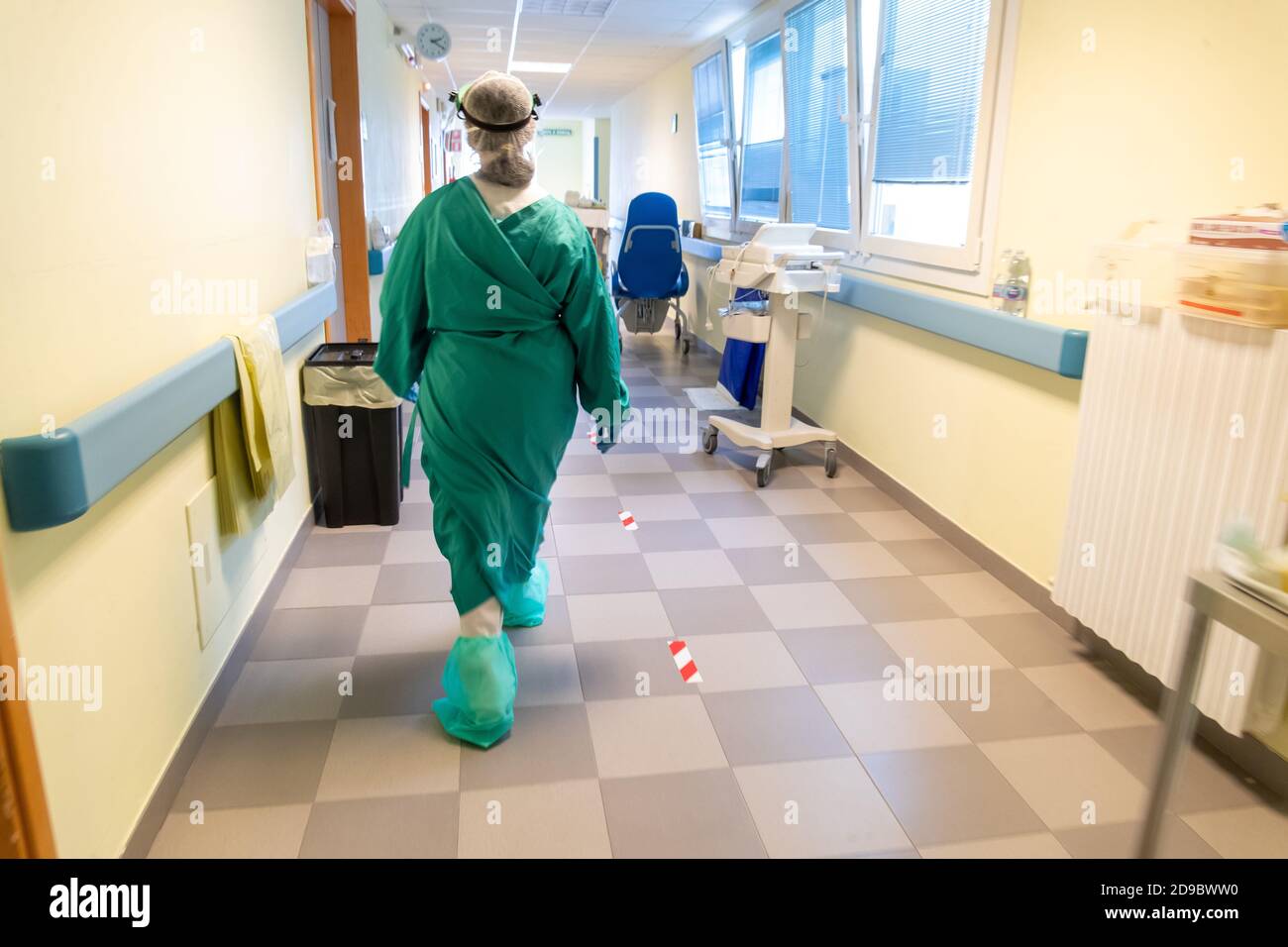 Lagosanto, 4. November 2020. Krankenschwestern tragen Sicherheitskleidung in Delta Hospital covid19 Station in Lagosanto, Italien. Bild: Filippo Rubin / Alamy Stockfoto