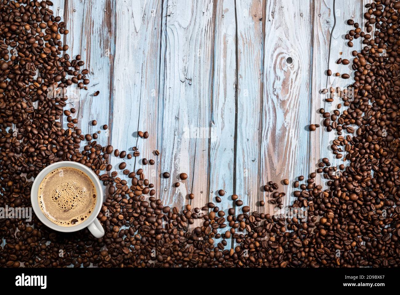 Kaffeetasse mit Bohnen Draufsicht auf Holztisch mit Speicherplatz kopieren Stockfoto