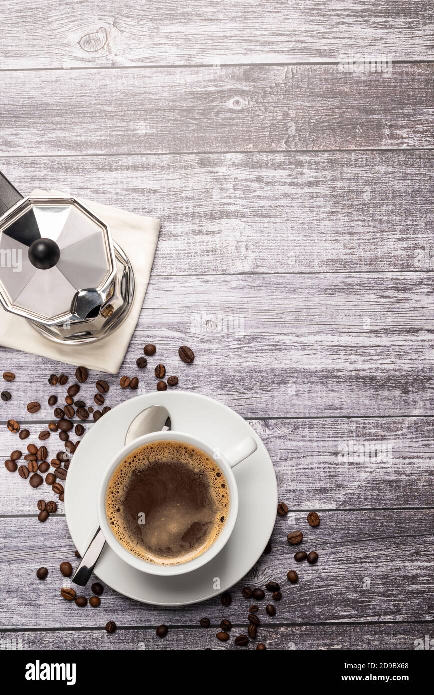 Kaffeebecher von oben mit Kaffeekanne auf Holztisch Stockfoto