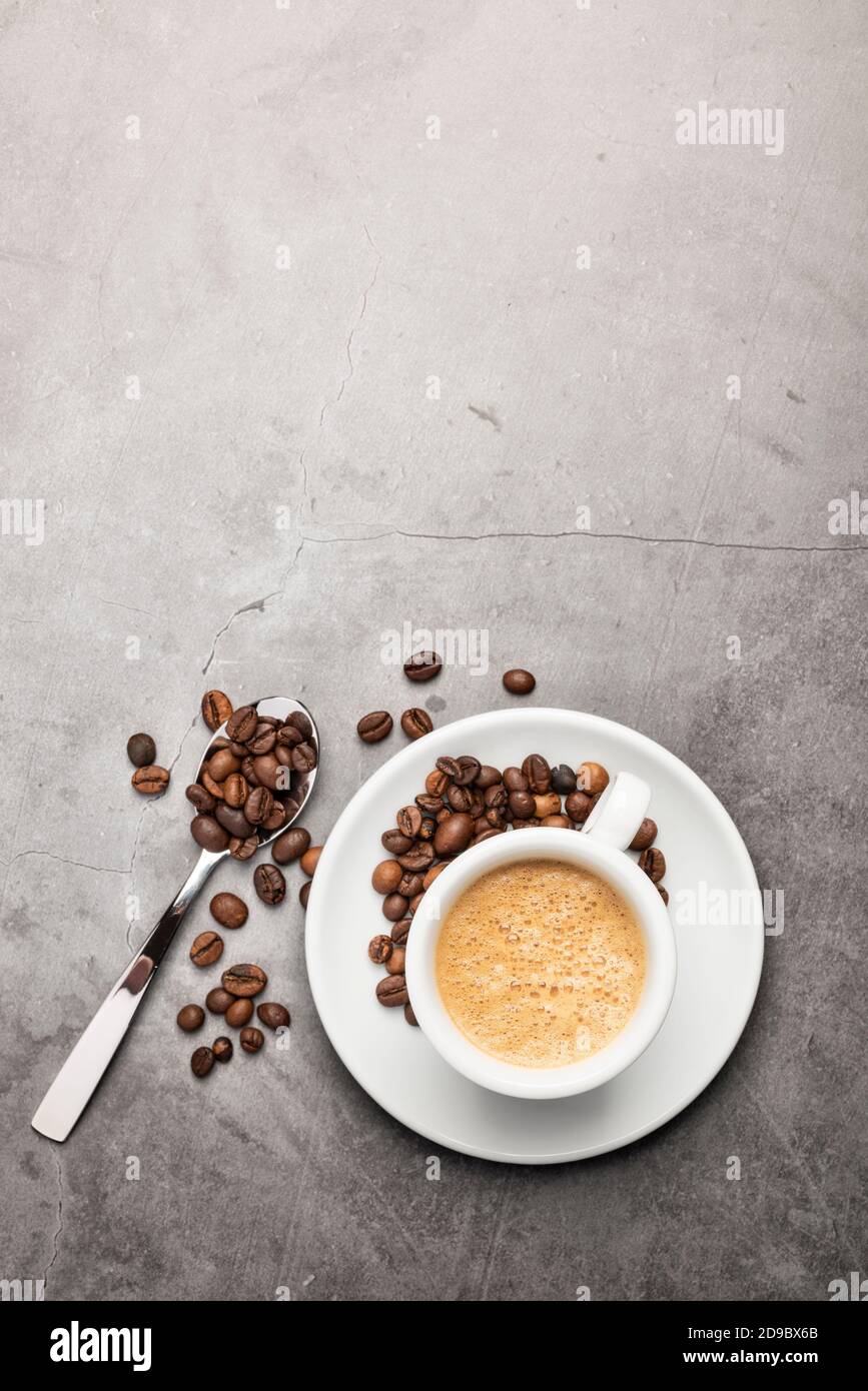 Draufsicht Kaffeetasse mit Bohnen auf Stein Tisch mit Speicherplatz kopieren Stockfoto