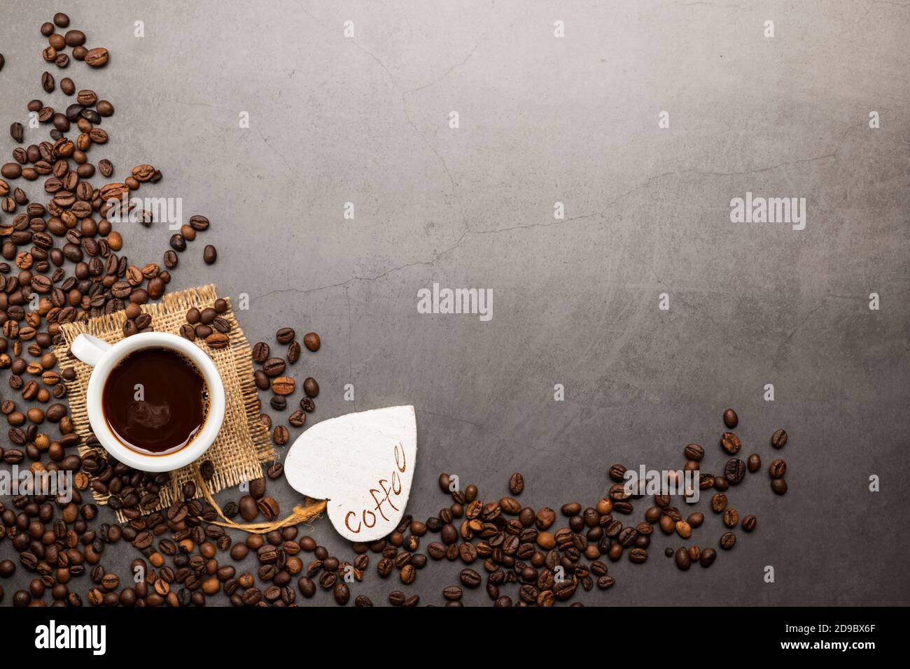 Kaffee Tasse Blick von oben mit Bohnen auf Stein Tisch Stockfoto