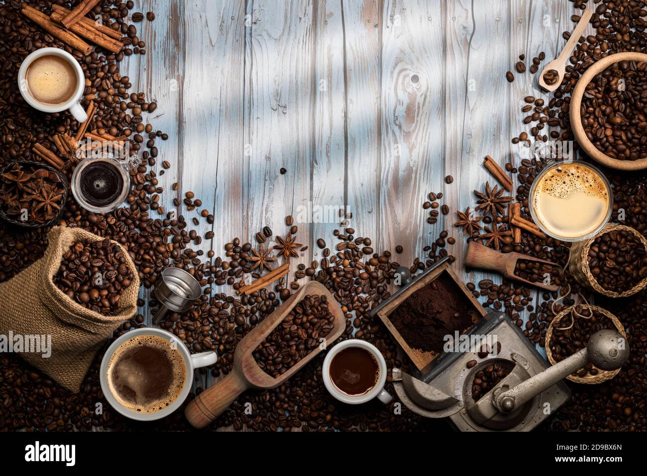 Draufsicht Kaffee Zusammensetzung auf Holztisch mit Kopieplatz Stockfoto